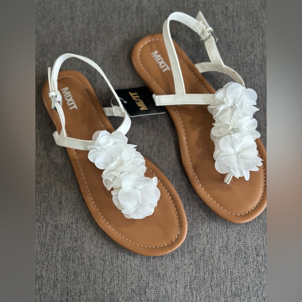 NWT Mixit White Floral Sandals